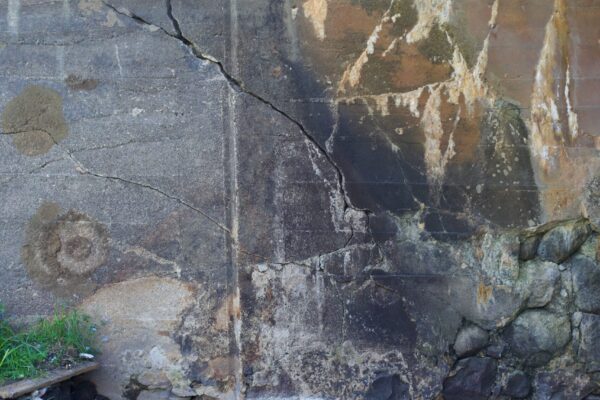 Figure 4 (right). Beja Dam_Crack in bridge from water pressure_25.6.24_@Magda Jentgena-min